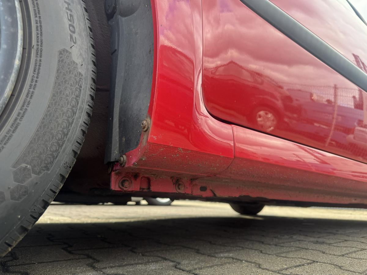 Renault Twingo 2 original Kotfl&uuml;gel vorn links OV727 Red Brisk Bj.2008
